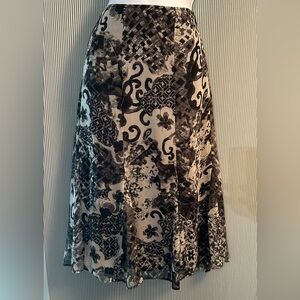 Cute midi skirt, lined light weight.